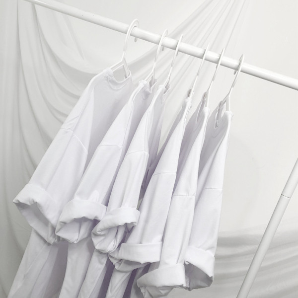 Paprasti vyriški marškinėliai trumpomis rankovėmis ir ovalia iškirpte