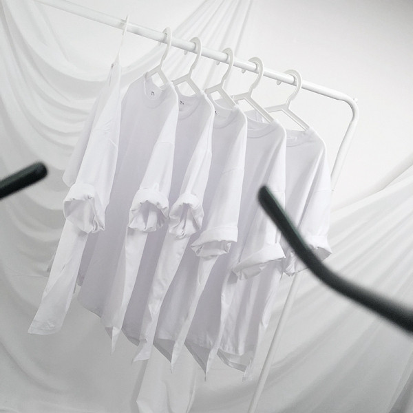 Paprasti vyriški marškinėliai trumpomis rankovėmis ir ovalia iškirpte