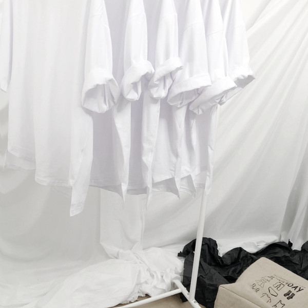 Paprasti vyriški marškinėliai trumpomis rankovėmis ir ovalia iškirpte