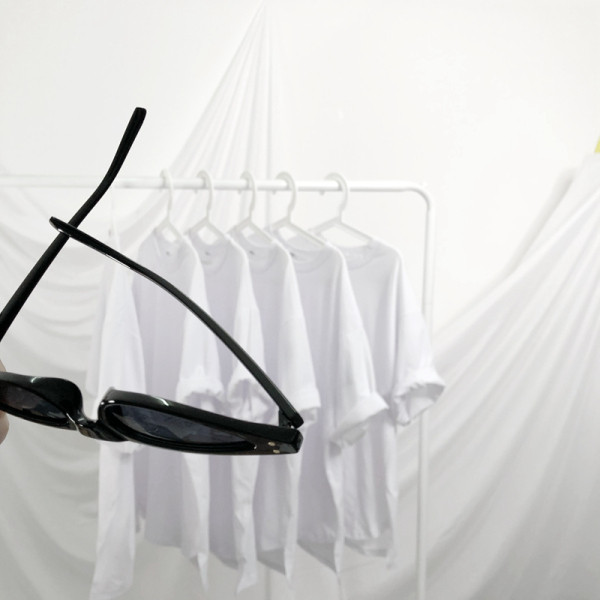 Paprasti vyriški marškinėliai trumpomis rankovėmis ir ovalia iškirpte