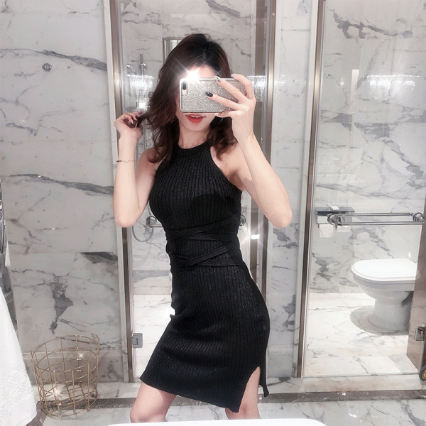 Moteriška suknelė su O formos iškirpte