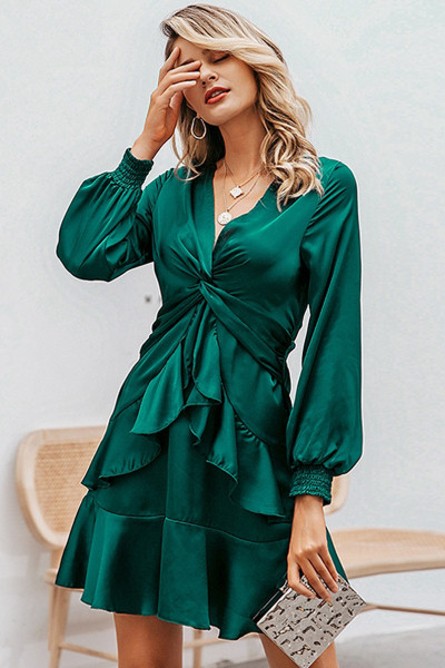 Moderni moteriška trumpa žalia suknelė su gilia iškirpte ir ilgomis rankovėmis