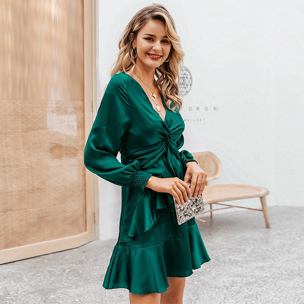 Moderni moteriška trumpa žalia suknelė su gilia iškirpte ir ilgomis rankovėmis