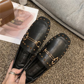 Mūsdienīgi sieviešu mokasīni no eko ādas ar metāla elementu