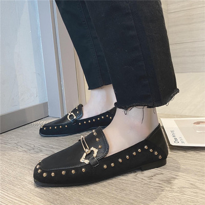 Mūsdienīgi sieviešu mokasīni no eko ādas ar metāla elementu