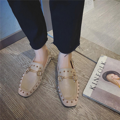 Mūsdienīgi sieviešu mokasīni no eko ādas ar metāla elementu