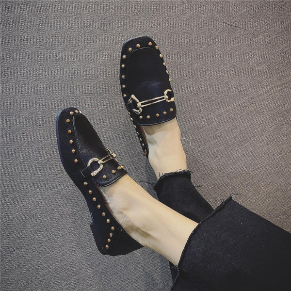 Mūsdienīgi sieviešu mokasīni no eko ādas ar metāla elementu