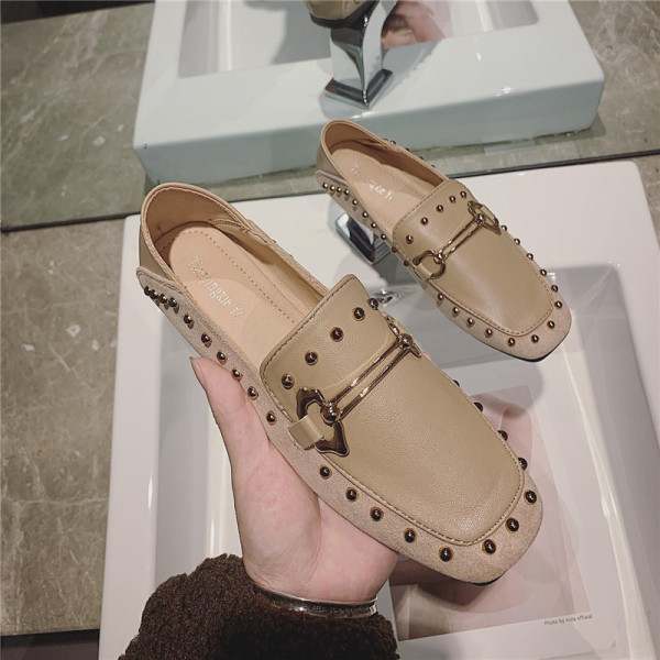 Mūsdienīgi sieviešu mokasīni no eko ādas ar metāla elementu