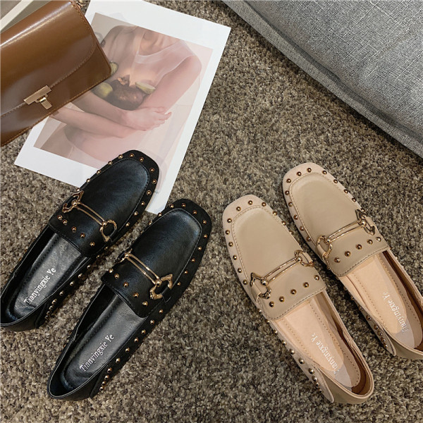 Mūsdienīgi sieviešu mokasīni no eko ādas ar metāla elementu