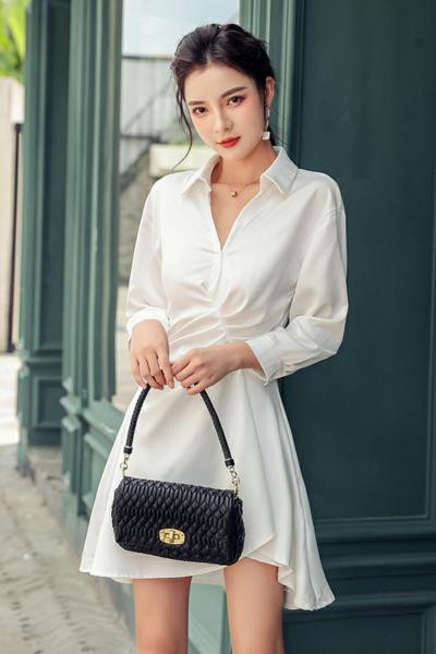 Laisvalaikio moteriška suknelė klasikine apykakle ir špico iškirpte – marškinių tipo