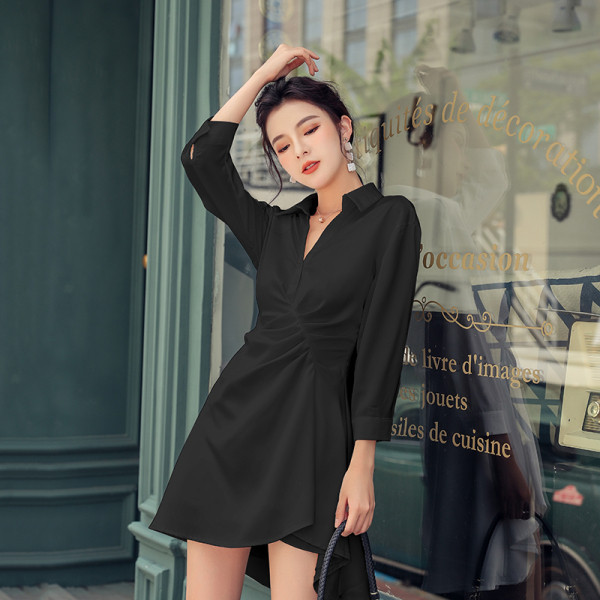 Laisvalaikio moteriška suknelė klasikine apykakle ir špico iškirpte – marškinių tipo