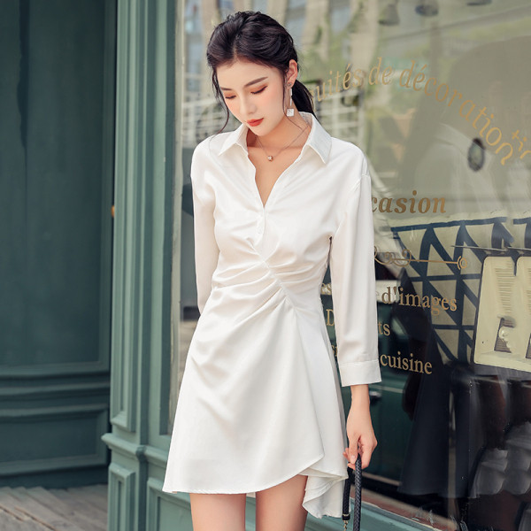 Laisvalaikio moteriška suknelė klasikine apykakle ir špico iškirpte – marškinių tipo