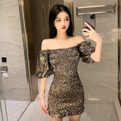 Šiuolaikinė moteriška suknelė apnuogintais pečiais