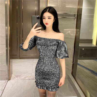 Šiuolaikinė moteriška suknelė apnuogintais pečiais