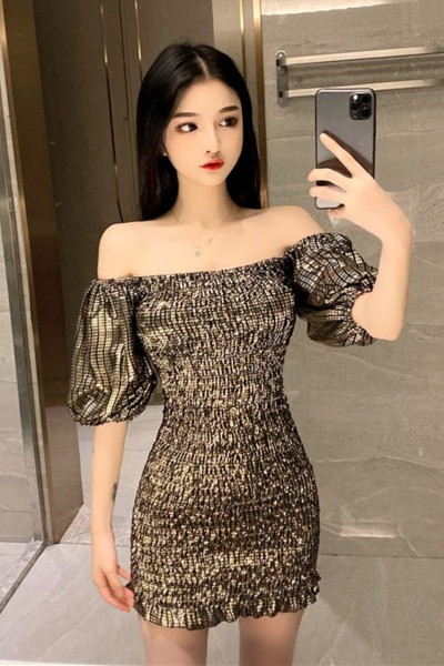 Šiuolaikinė moteriška suknelė apnuogintais pečiais