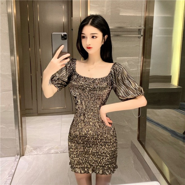 Šiuolaikinė moteriška suknelė apnuogintais pečiais