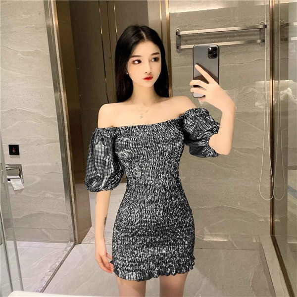 Šiuolaikinė moteriška suknelė apnuogintais pečiais