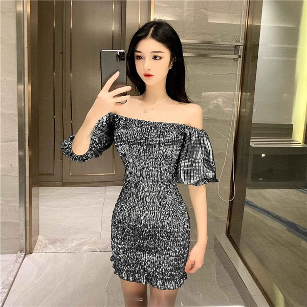 Šiuolaikinė moteriška suknelė apnuogintais pečiais