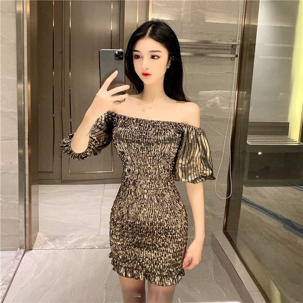 Šiuolaikinė moteriška suknelė apnuogintais pečiais