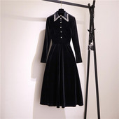 Aktuális női bársony szabású ruhamodell klasszikus gallérral és kövekkel