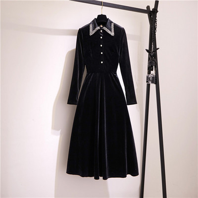 Aktuális női bársony szabású ruhamodell klasszikus gallérral és kövekkel