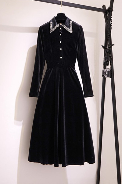 Aktuális női bársony szabású ruhamodell klasszikus gallérral és kövekkel