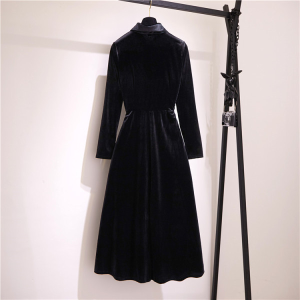 Aktuális női bársony szabású ruhamodell klasszikus gallérral és kövekkel