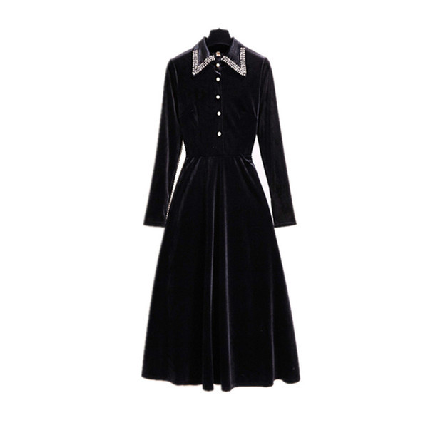 Aktuális női bársony szabású ruhamodell klasszikus gallérral és kövekkel