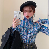 Bluză de damă cu guler înalt și imprimeu floral