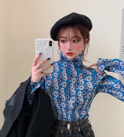 Bluză de damă cu guler înalt și imprimeu floral