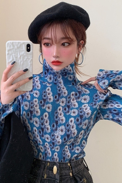 Bluză de damă cu guler înalt și imprimeu floral