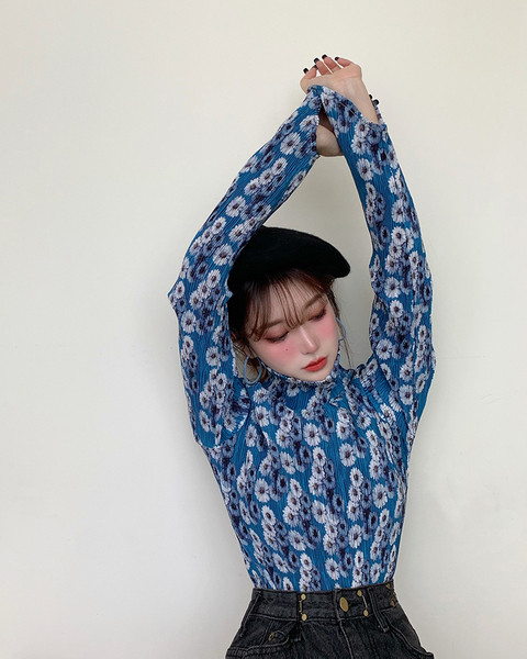 Bluză de damă cu guler înalt și imprimeu floral