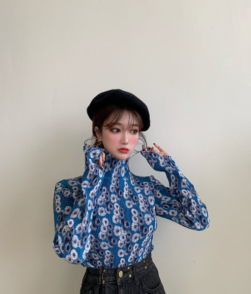 Bluză de damă cu guler înalt și imprimeu floral