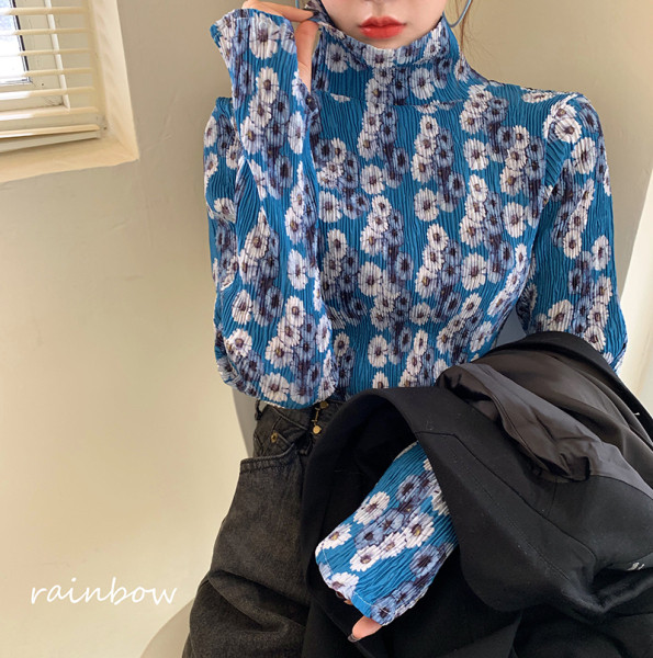 Bluză de damă cu guler înalt și imprimeu floral