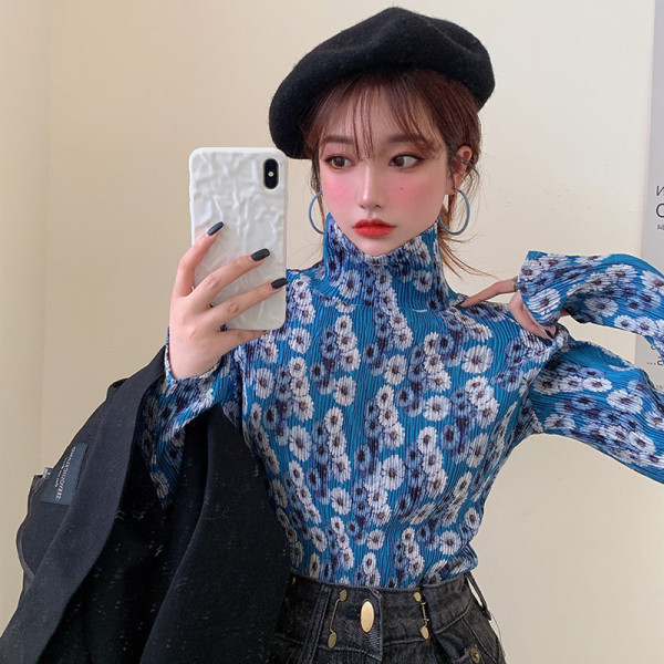 Bluză de damă cu guler înalt și imprimeu floral