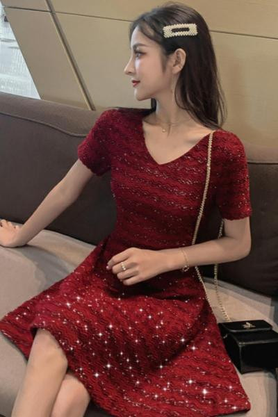 Rochie moderna de dama cu decolteu spitz si maneci scurte - model croiat