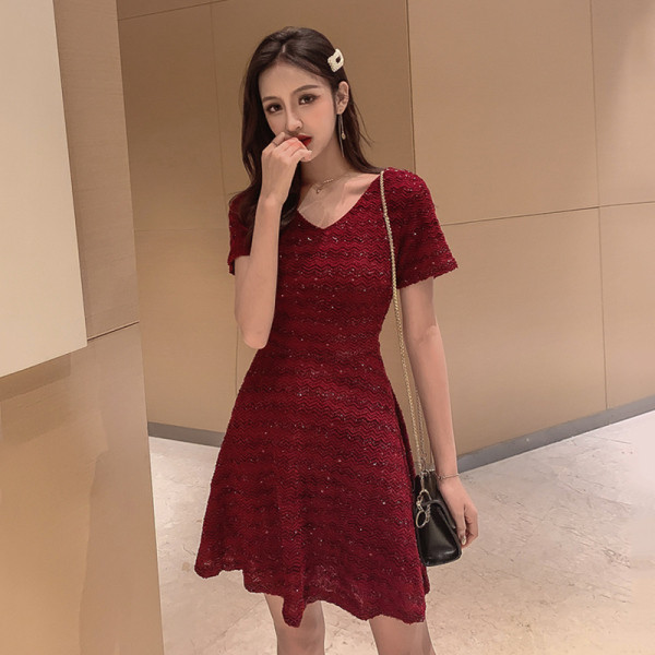 Rochie moderna de dama cu decolteu spitz si maneci scurte - model croiat