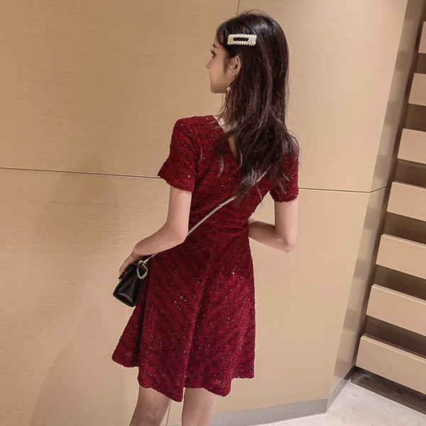 Rochie moderna de dama cu decolteu spitz si maneci scurte - model croiat