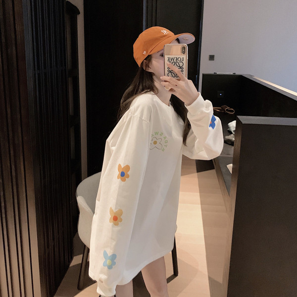 Široka ženska bluza s ovalnim izrezom i printom u boji