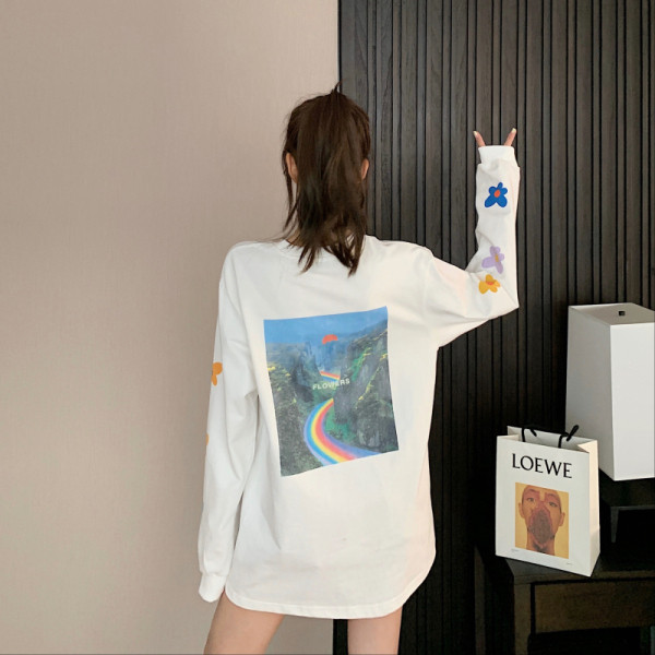 Široka ženska bluza s ovalnim izrezom i printom u boji