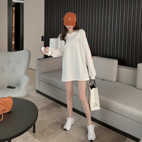 Široka ženska bluza s ovalnim izrezom i printom u boji