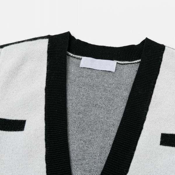 Trumpa moteriška laisvalaikio suknelė su gilia iškirpte, sagomis ir trumpomis rankovėmis