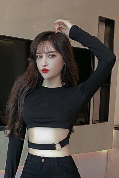 Bluză scurtă de damă cu mâneci lungi și decolteu rotund