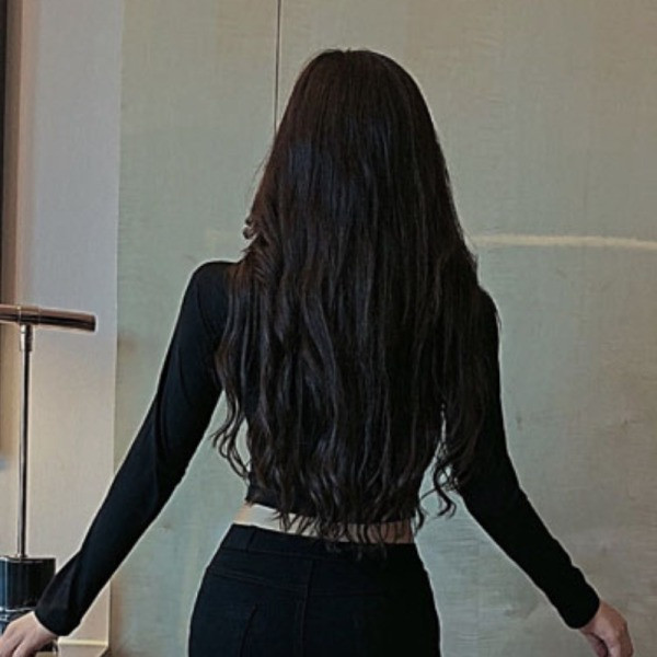 Bluză scurtă de damă cu mâneci lungi și decolteu rotund