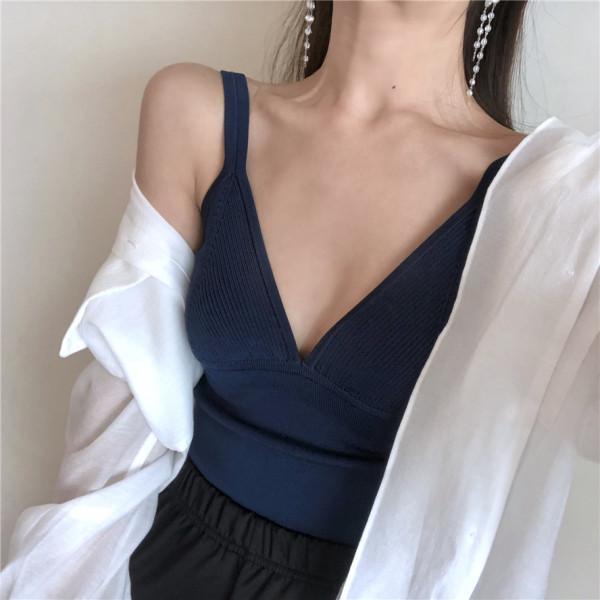 Moteriškas apatinis trikotažas iš plono mezgimo su gilia iškirpte