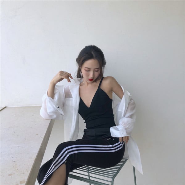 Moteriškas apatinis trikotažas iš plono mezgimo su gilia iškirpte