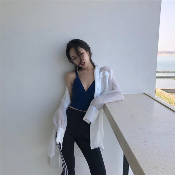 Moteriškas apatinis trikotažas iš plono mezgimo su gilia iškirpte