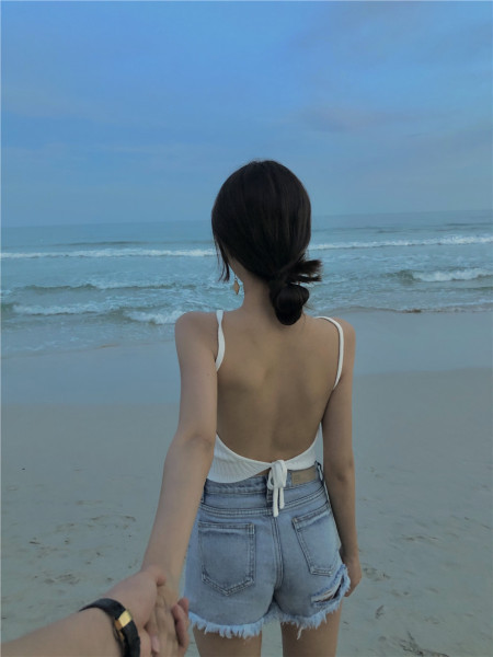 Modernus moteriškas apatinis trikotažas, pagamintas iš plono mezgimo, apnuoginta nugara