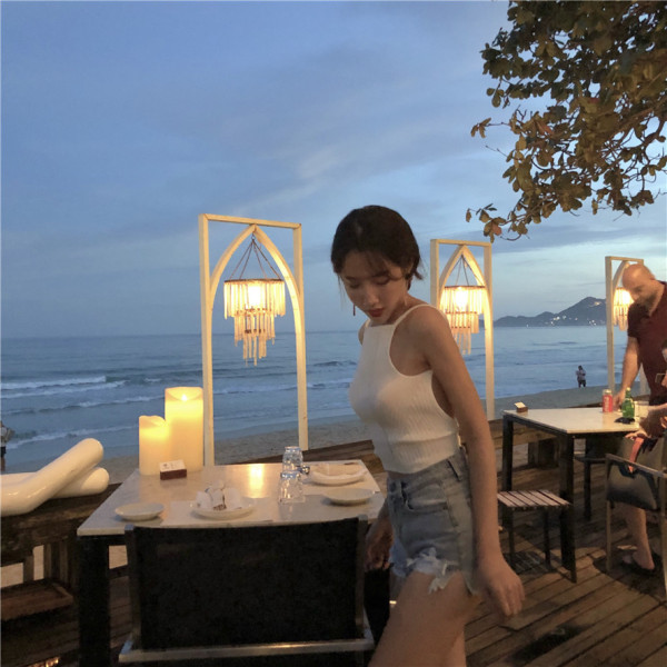 Modernus moteriškas apatinis trikotažas, pagamintas iš plono mezgimo, apnuoginta nugara