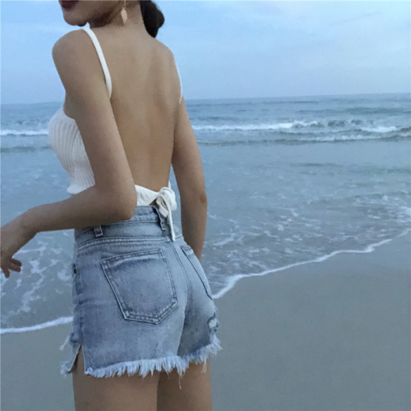 Modernus moteriškas apatinis trikotažas, pagamintas iš plono mezgimo, apnuoginta nugara